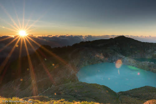 Hiking Kelimutu National Park at Sunrise // Sunrise over Kelimutu Lakes