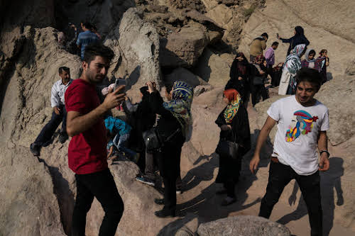 Hormuz Island Guide: Travel Tips & Things To See // Crowded Valley of Statues